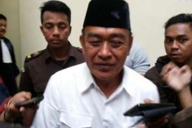 Cik Raden, Kepala Satuan Polisi Pamong Praja Bandar Lampung, usai menjalani sidang dakwaan di Pengadilan Negeri Tanjungkarang, Lampung, Kamis (26/5/2016).