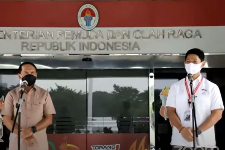 Menpora Zainudin Amali dan Ketua Komite Olimpiade Indonesia, Raja Sapta Oktohari, pada sesi konferensi pers untuk update kontingen Indonesia di All England 2021 pada Jumat (19/3/2021) siang WIB.