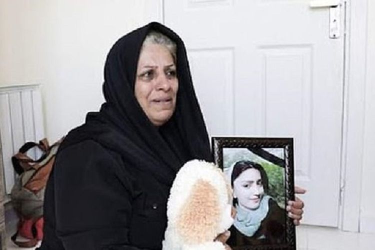 Ibu Fatemeh Ghozat, Bariha Rahmani, ketika memegang foto putrinya. Fatemeh yang berusia 16 tahun dilaporkan dibunuh si paman, Mojtaba Namdar, dengan cara dilempar dari lantai 11 karena mengungkapkan penyiksaan yang dialami pada 22 Mei. Namdar disebut dibebaskan dari penjara dua pekan setelah insiden.
