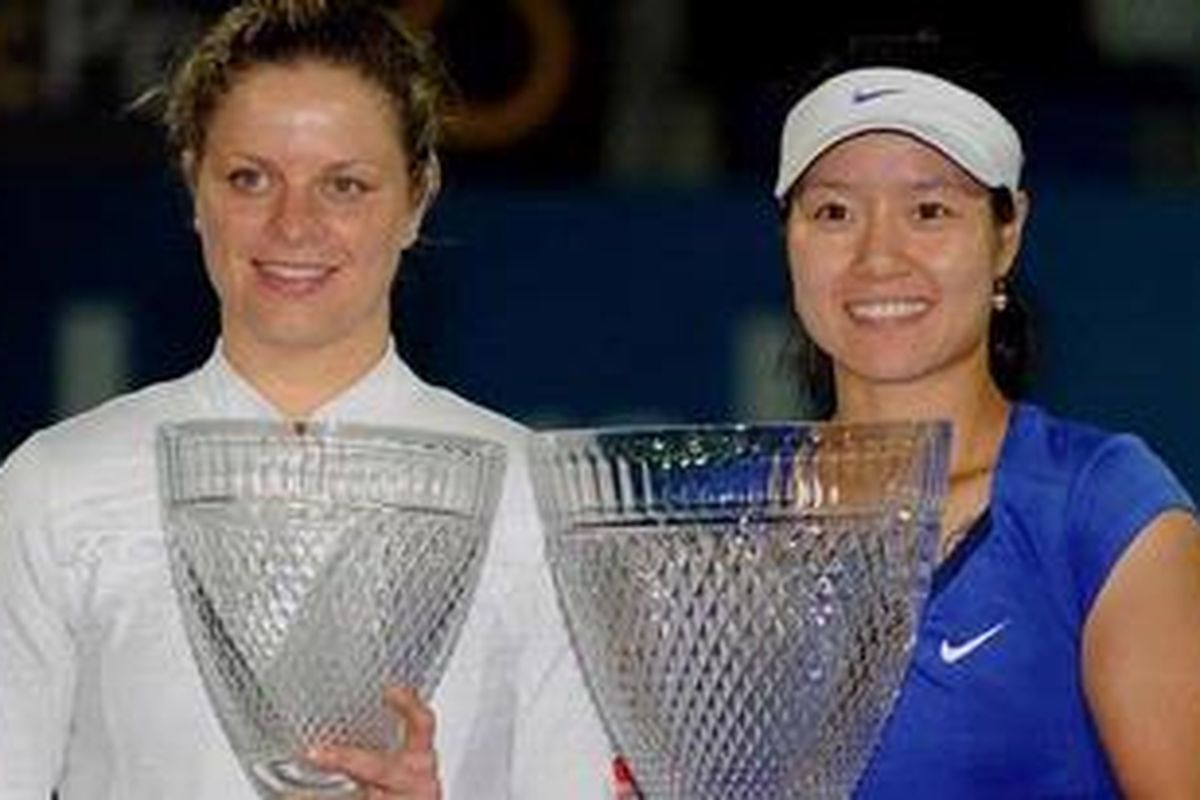 Kim Clijsters (kiri) dan Li Na, usai final Sydney International, Jumat (14/1/11). Li Na kalahkan Clijsters 7-6, 6-3.