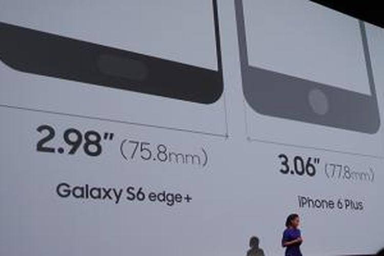 Wakil Presiden Pemasaran Produk Samsung Amerika Serikat Alanna Cotton saat membandingkan Galaxy S6 Edge Plus dan iPhone 6 