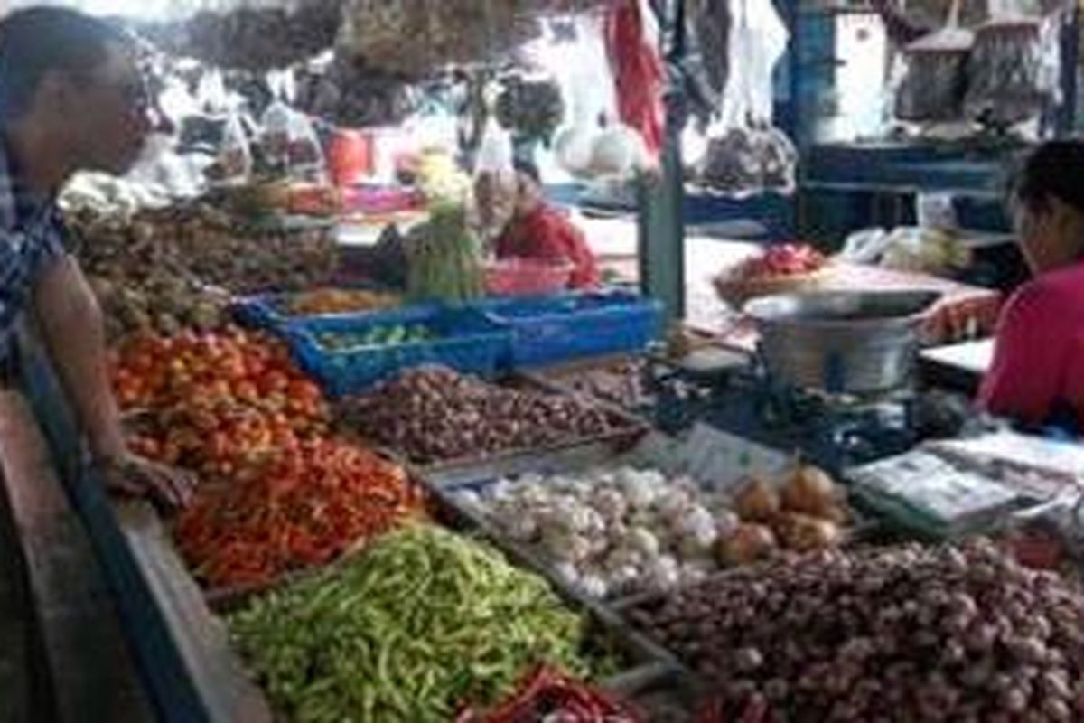 Tampak penjual bawang dan bumbu di Pasar Mimbaan Baru. Di Situbondo harga bawang putih menembus Rp 100 ribu/kg.