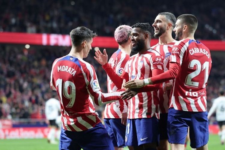 Gelandang Atletico Madrid, Thomas Lemar (tengah), melakukan selebrasi bersama rekan-rekannya setelah mencetak gol ketiga timnya ke gawang Valencia pada pekan ke-26 LaLiga Spanyol di Stadion Wanda Metropolitano, Sabtu (18/3/2023).