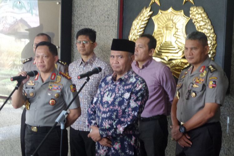 Kapolri Jenderal Pol Tito Karnavian dan Ketua KPK Agus Rahardjo di kompleks Mabes Polri, Jakarta, Selasa (19/9/2017).