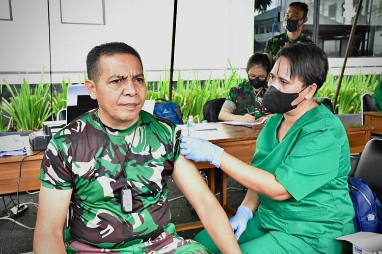 Kodam XVI Pattimura mulai menggelar vaksinasi dosisi ketiga bagi para perwiranya, Rabu (22/12/2021).