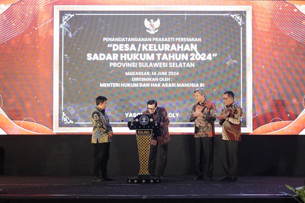 Menteri Hukum dan Hak Asasi Manusia (Menkumham) Yasonna H Laoly saat menandatangani prasasti peresmian Desa/Kelurahan Sadar Hukum di Hotel Claro, Makassar, Jumat (14/6/2024)