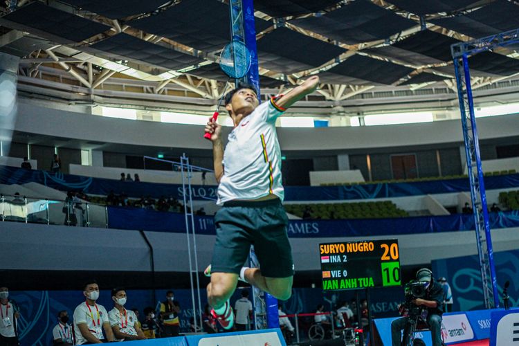Atlet para badminton (Su5) Indonesia, Suryo Nugroho, tampil agresif di ajang ASEAN Para Games 2022 melawan Van Anh (Vietnam), Minggu (31/7/2022) di Edutorium UMS, Solo.