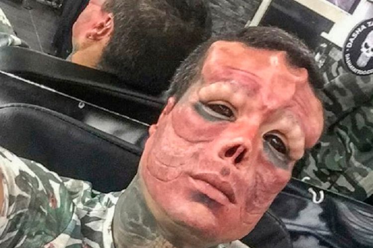 Henry Rodriguez, seniman tato di Galicia, Spanyol, yang merombak wajahnya supaya mirip dengan penjahat siper Marvell, Red Skull.