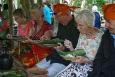 Wisatawan AS Menikmati Pecel Pitik dan Membuat Kucur di Banyuwangi