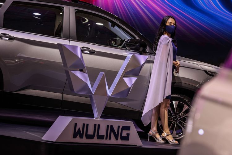 Model berpose di dekat mobil Wuling yang dipamerkan saat pembukaan IIMS Hybrid 2021 di JiExpo Kemayoran, Jakarta Utara, Kamis (15/4/2021). Pameran otomotif Indonesia International Motor Show (IIMS) Hybrid 2021 yang berlangsung pada 15-25 April itu digelar secara daring (online) dan kunjungan langsung dengan pembatasan kapasitas dan penerapan protokol kesehatan Covid-19.