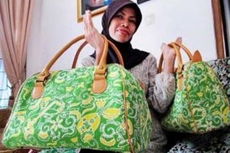 Nur Yaom Rachmat (48) belajar membatik dan mendirikan Gandaria Batik Betawi. 