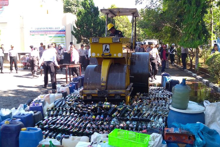 Ribuan liter miras tradisional dan ribuan botol miras dimusnahkan di Mapolres Banyumas, Jawa Tengah, Rabu (6/11/2019).