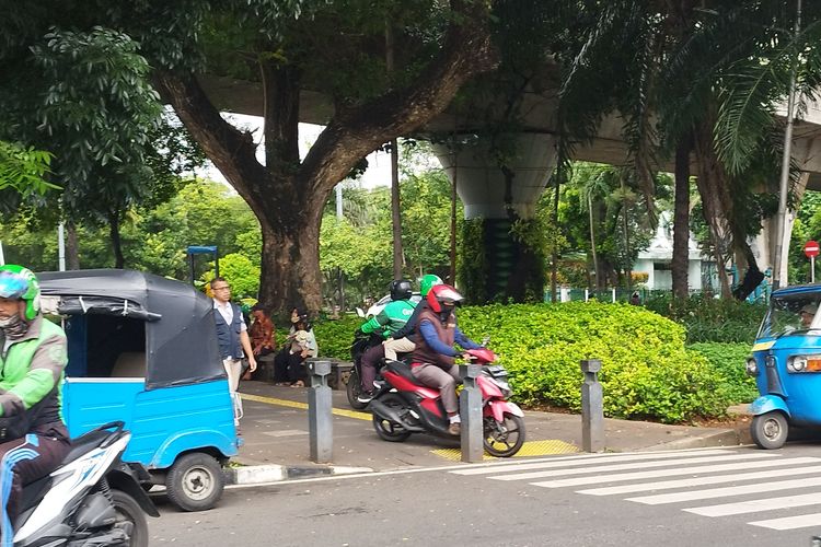Sejumlah pengendara motor melintas di trotoar kolong flyover dan hendak melawan arah di Jalan Pegangsaan Timur, Menteng, Jakarta Pusat, Rabu (6/3/2024)