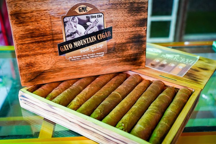 Cerutu Gayo dengan brand atau merek dagang Gayo Mountain Cigar (GMC)