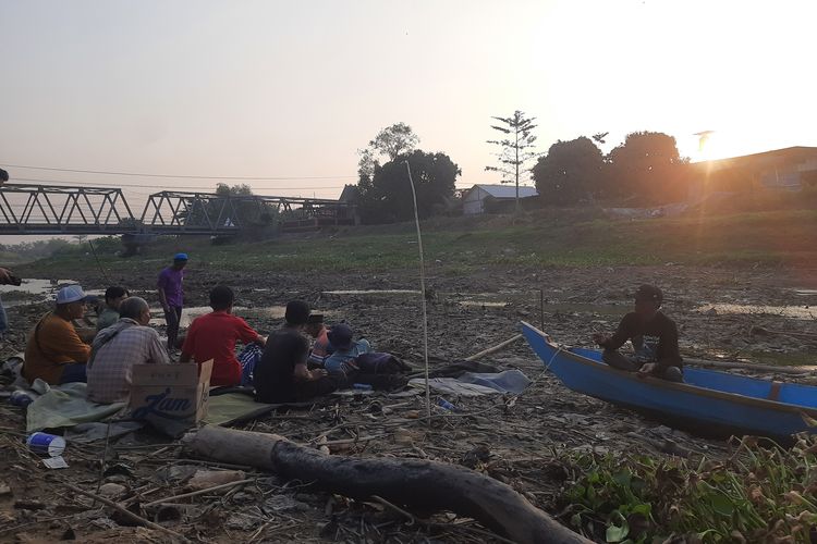 River Coffee ala Warga Pati, Ngopi di Dasar Sungai Silugonggo Sambil Lihat Senja