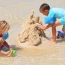 5 Cara Usir Kebosanan Anak-anak Saat Bermain di Pantai 