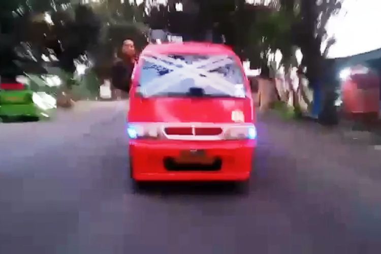 Foto : Viral, Video Sopir Angkot di Cianjur Atraksi Duduk di Jendela hingga Berujung Nahas