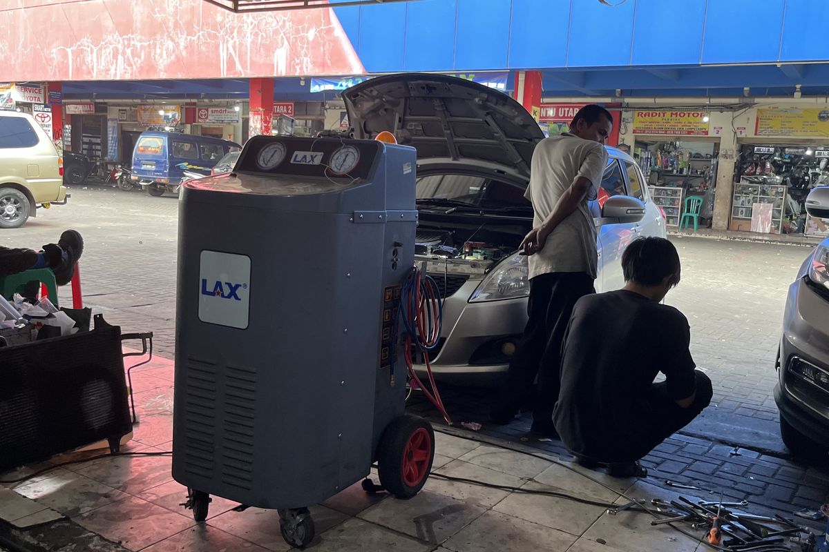 Bengkel spesialis AC mobil, Cahaya AC Mobil di Cinere, Depok, Jawa Barat.