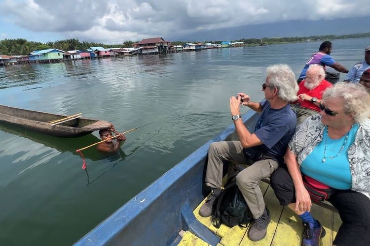 3 orang WNA asal Australia ketika mengunjungi Danau Sentani, Kabupaten Jayapura, Papua, Senin (2/12/2024).