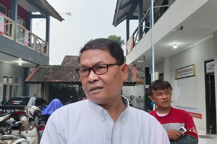 Kepala DPMPTSP Sumedang Ade Setiawan memilih irit bicara usai menjalani pemeriksaan di kantor Bawaslu Sumedang, Jumat (15/3/2019) petang.