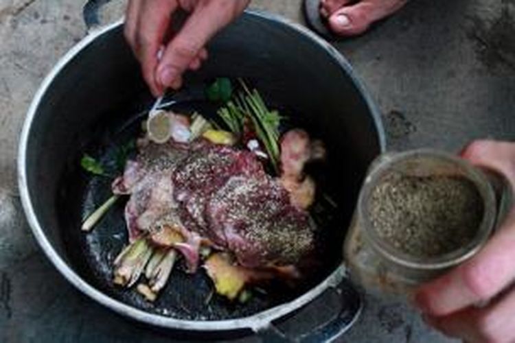 Daging kucing yang akan disajikan dalam bentuk makanan. Di Vietnam, terdapat beberapa restoran yang menjual menu daging kucing.