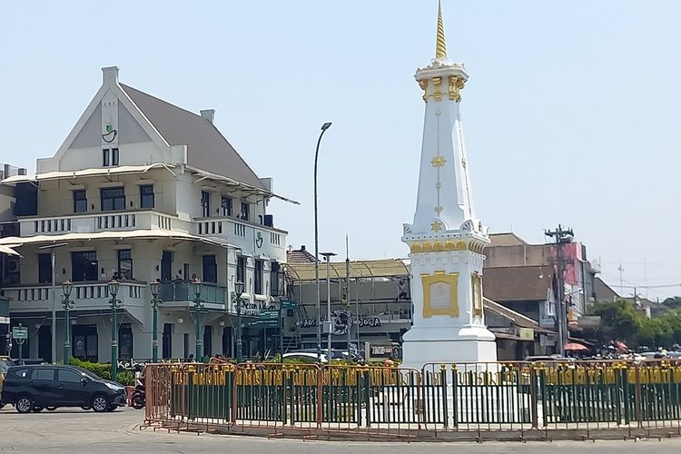 Tugu Pal Putih, ikon Kota Yogyakarta kini diberi pagar pagar hijau pareanom yang bertuliskan aksara jawa oleh Pemkot Yogyakarta