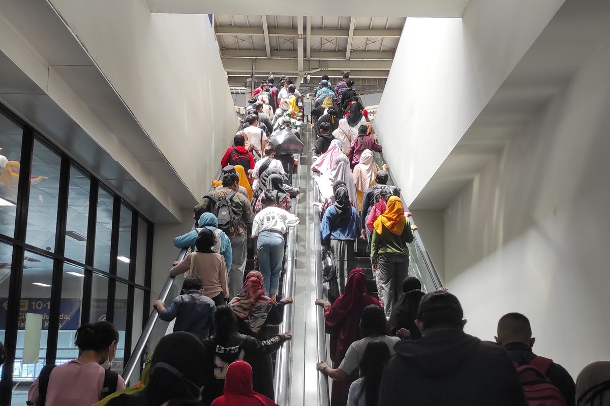 Penumpang kereta rel listrik (KRL) di Stasiun Manggarai saat beranjak menuju peron di jalur 12 dan 13, Kamis (6/4/2023). 