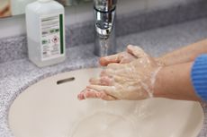 Cara Mengatasi Kulit Kering karena Terlalu Sering Mencuci Tangan