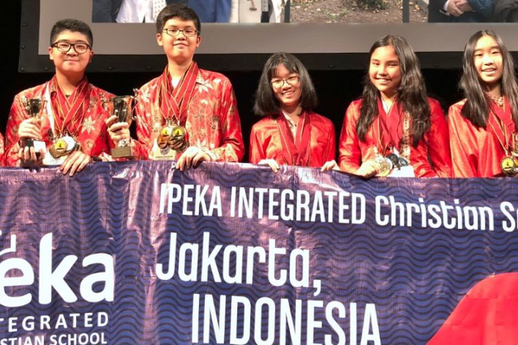 Sekolah IPEKA membawa nama Indonesia di ajang World Scholar?s Cup (WSC) di Yale, Amerika Serikat, 11-14 November 2017. Mereka membawa pulang dua piala, 34 medali emas dan 23 medali perak. 