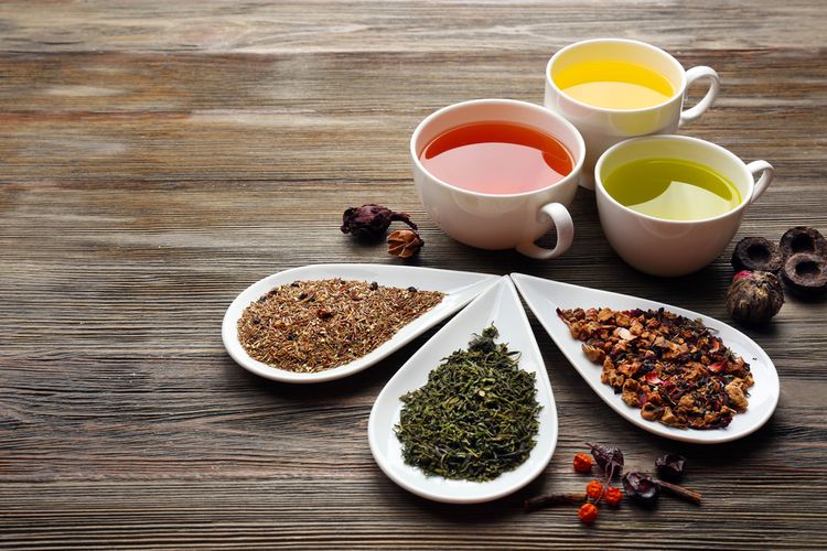 Jenis-jenis teh populer, yakni teh hitam, teh hijau, dan teh putih yang diproses berbeda.
