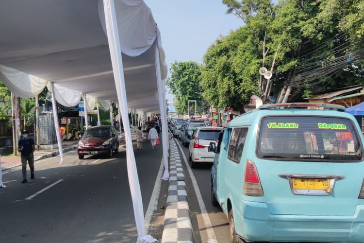 Satu Jalur di Jalan KS Tubun, Petamburan, Jakarta Pusat, mulai ditutup menjelang acara pernikahan Syarifah Najwa Shihab, putri Rizieq Shihab, Sabtu (14/11/2020). Akibatnya terjadi kemacetan.