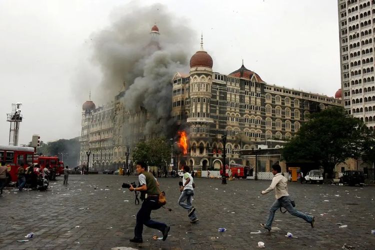 Hotel Taj Mahal Palace di Mumbai yang terbakar saat serangan teroris pada 2008.
