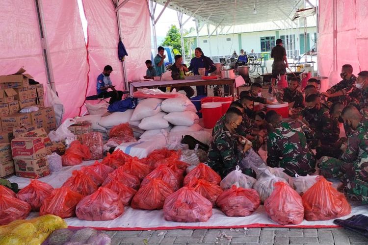 Sejumlah personil Korem 133/Nani Wartabone berada di dapur umum menyiapkan makanan siap saji bagi warga terdampak banjir di Kabupaten Gorontalo. Banjir bandang ini mengakibatkan belasan ribu orang terdampak, sebagian rumah warga dan fasilitas umum rusak.