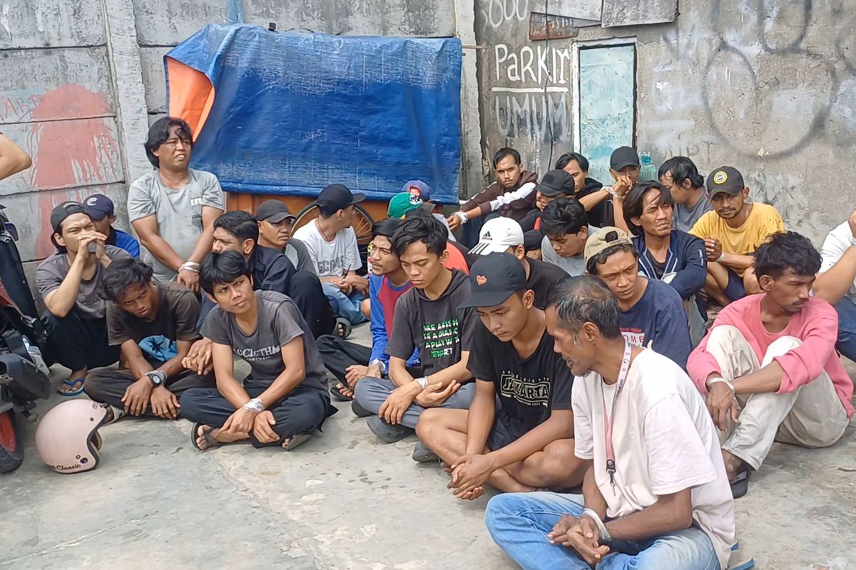 Gerebek Kampung Boncos, Polisi Temukan Sabu Hingga Pistol