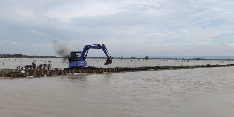 Alat berat nampak memperbaiki tanggul Sungai Jratun di Desa Karanganyar yang sempat jebol, Jumat (15/3/2024). 