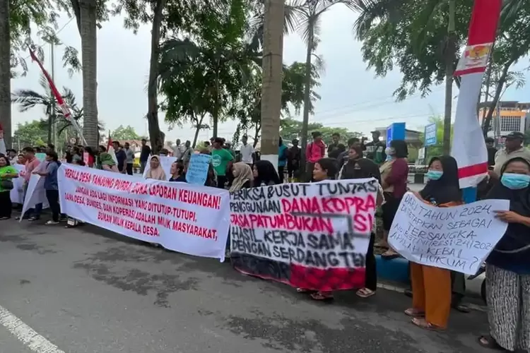Warga Dua Desa Demo Kantor Bupati Deli Serdang, Desak Dua Kades Ditindak