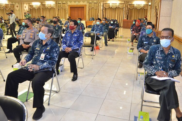 Jajaran Forkopimda saat mengikuti rapat tertutup bersama Bupati dan Wakil Bupati Gresik di gedung Pemkab Gresik, Selasa (21/4/2020).