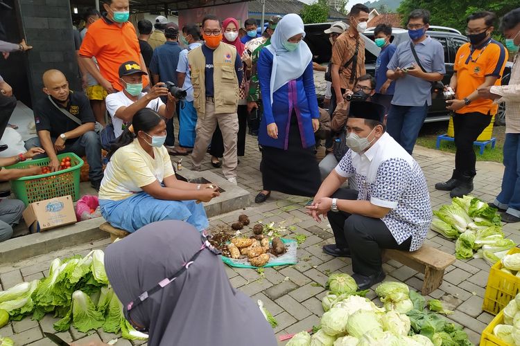 Wakil Gubernur Jawa Tengah, Taj Yasin Maemoen, saat mengunjungi posko atau Tempat Evakuasi Akhir (TEA) Desa Banyurojo, Kecamatan Mertoyudan, Kabupaten Magelang, Jumat (29/1/2021).