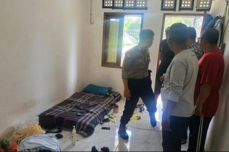 Sesosok pria berinisial K ditemukan tewas dalam rumah kontrakannya di Desa Cikeas Udik, Kecamatan Gunung Putri, Kabupaten Bogor, Jawa Barat, Selasa (16/1/2024).
