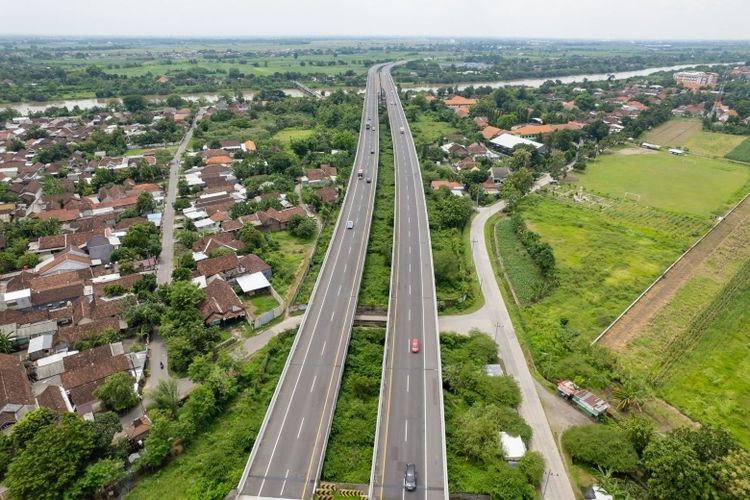 Jaringan jalan tol yang dikelola ASTRA Infra menjadi penghubung penting antarkota sekaligus memperkecil jarak antara harapan dan kenyataan.