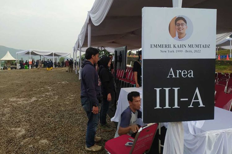 Proses persiapan pemakaman Eril, putra sulung Gubernur Jawa Barat Ridwan Kamil, masih berlangsung. Beberapa pekerja lepas masih mempersiapkan perapian akses jalan, Senin (13/6/20220.