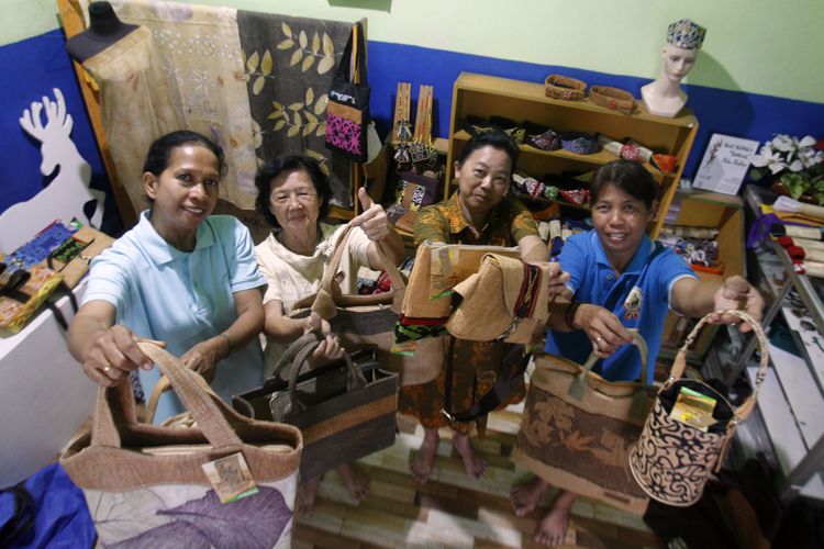 Sejumlah perajin menunjukkan tas dari bahan baku kulit kayu pohon terap (Artocarpus odoratissimus) yang telah selesai dibuat di Tarakan, Kalimantan Utara. 