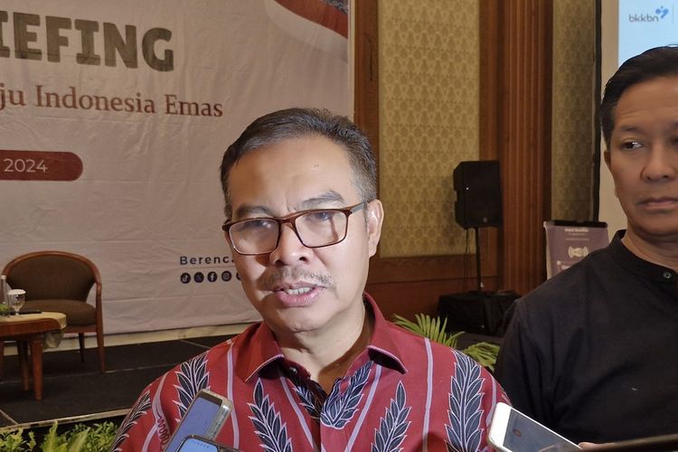 Kepala Badan Kependudukan dan Keluarga Berencana Nasional(BKKBN) Hasto Wardooyo diwawancarai di Hotel Santika, Semarang, Kamis (27/6/2024).
