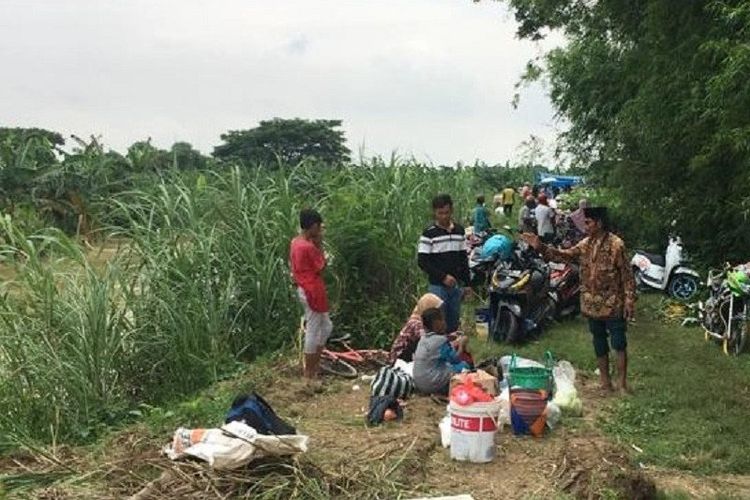 Sejumlah warga tampak mengungsi di Tanggul Sungai Tuntang, Desa Trimulyo, Kecamatan Guntur, Kabupaten Demak, Jawa Tengah. Dok.