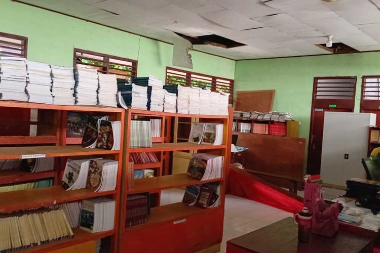 Atap Bolong, Meja Rusak, Buku Terbatas, Siswa SMP Negeri 6 Manado Berharap Perpustakaan Diperbaiki