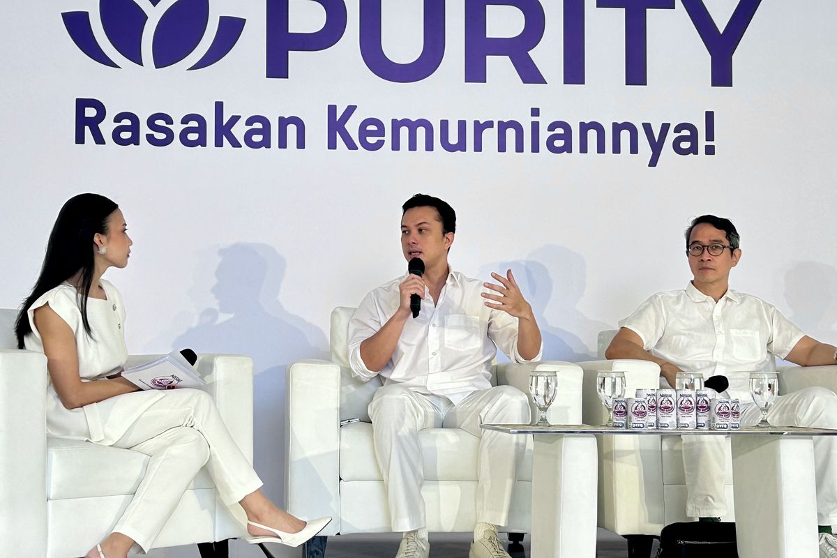 Aktor Nicholas Saputra (Tengah) dan Penulis Henry Manampiring (Kanan) dalam acara A Day of Purity bersama BEAR BRAND yang digelar di Depok, Jawa Barat, Sabtu (11/10/2025).