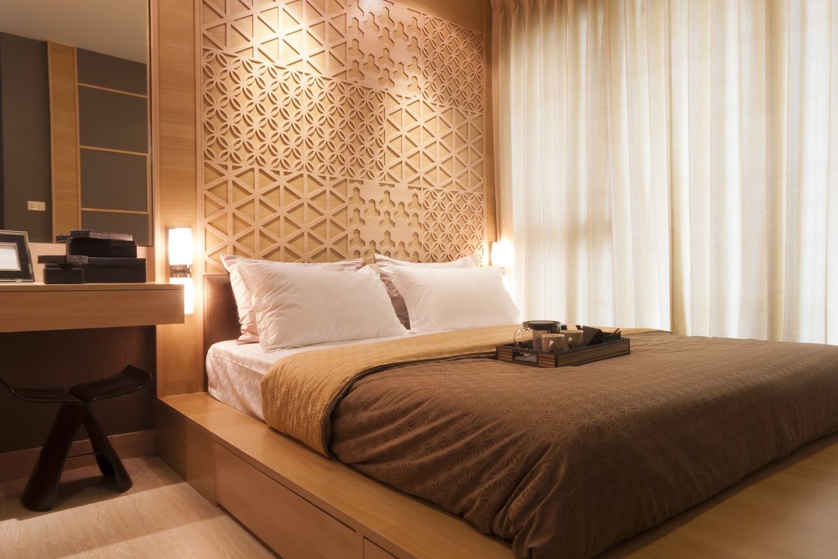 Ilustrasi kamar tidur dengan suasana nyaman seperti di hotel. 