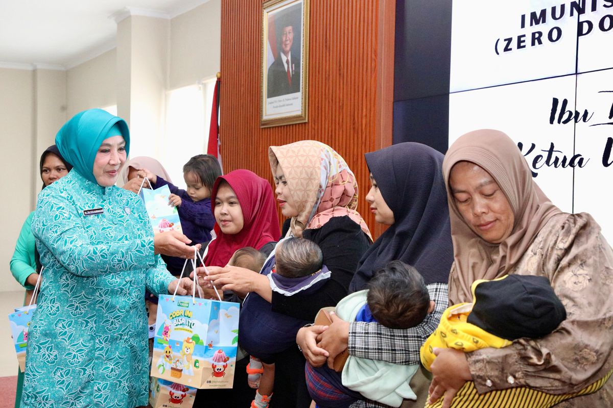 Ketua Umum (Ketum) Tim Penggerak Pemberdayaan dan Kesejahteraan Keluarga (TP-PKK) Tri Tito Karnavian menyerahkan bantuan pemerintah kepada 10 penerima, yaitu kepada ibu dan anak secara simbolis di Aula Badan Perencanaan Pembangunan, Penelitian dan Pengembangan Daerah (Bappelitbangda) Kota Tasikmalaya, Jawa Barat, Kamis (2/10/2025).