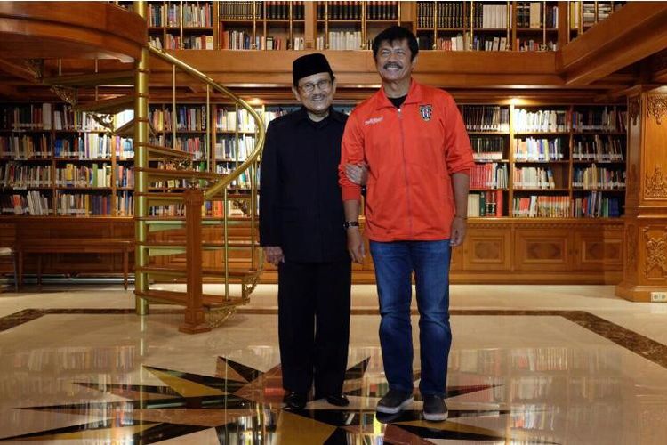 Pelatih Timnas Indonesia, Indra sjafri foto bersama Presiden ketiga Republik Indonesia, BJ Habibie saat diundang ke kediamannya pada tahun 2016.