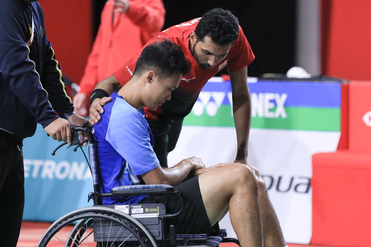 Tunggal putra Indonesia, Christian Adinata, saat berada di kursi roda seusai mengalami cedera dalam pertandingan melawan wakil India, Prannoy H.S, di semifinal Malaysia Masters 2023 pada Sabtu (27/5/2023).